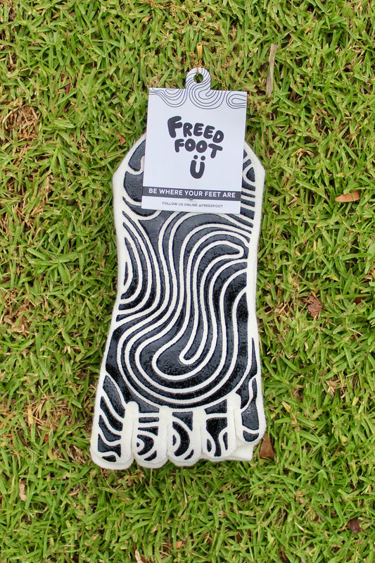 "the everyday dynamic" black grip sock